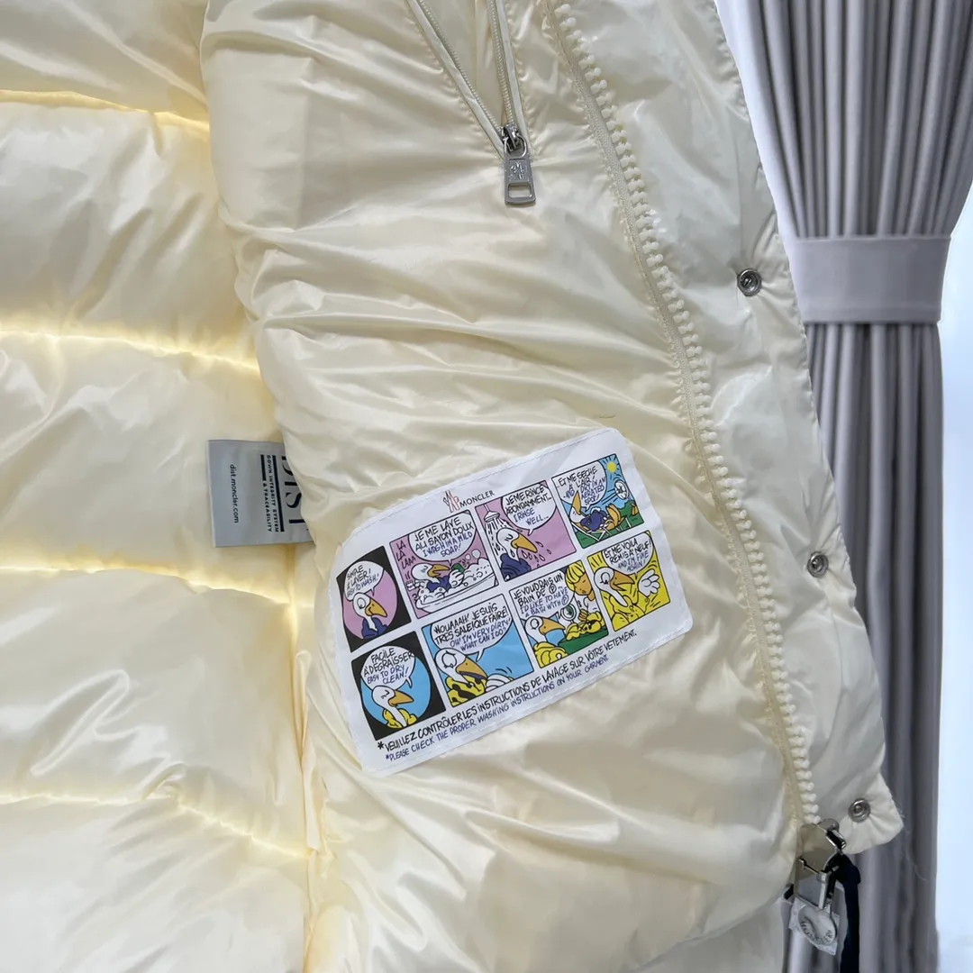 P390 Moncler/ 2026 70 、 。 DNA ， ， 。 Classic ， 、 。 Classic 70 。 Quality， 90 ，Premium Quality ， ，Black ！ Sizes M-3XL